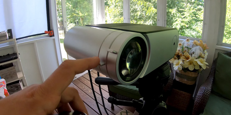 Vamvo L4200 Portable Video Projector (3800 Lux) in the use - Bestadvisor